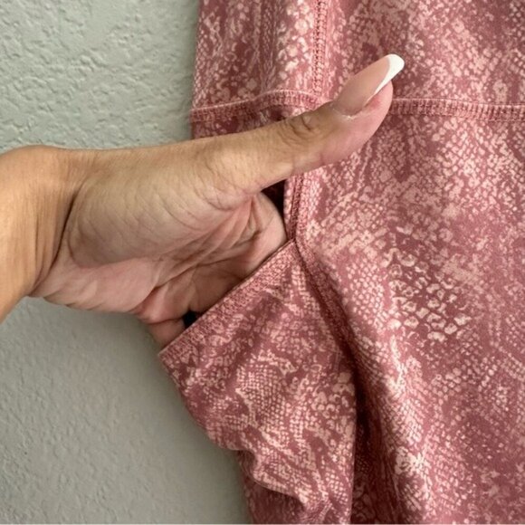 Chico's Pink  Leggings Zenergy So Slimming Python Pocket Leggings Dogwood Sz 14 - Picture 6 of 9